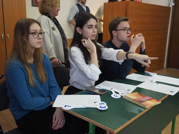 Ученики школы Промо-М на проектном занятии